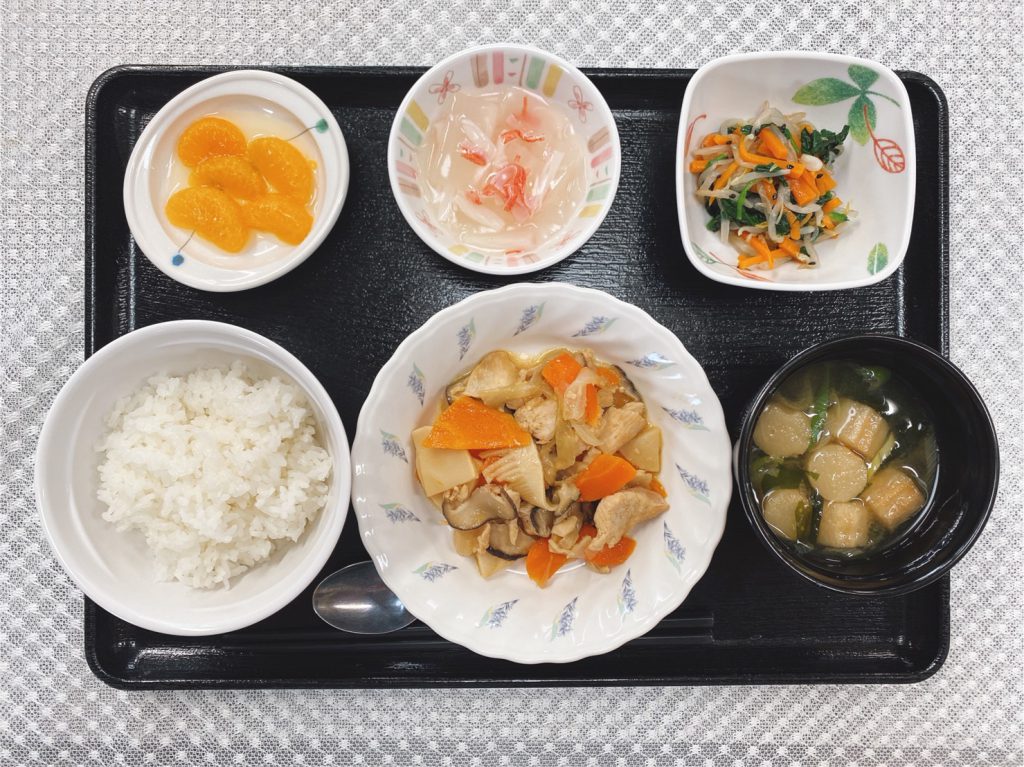 きょうのお昼ごはんは、鶏肉の味噌炒め、ナムル、かにかまあん、みそ汁、果物でした。