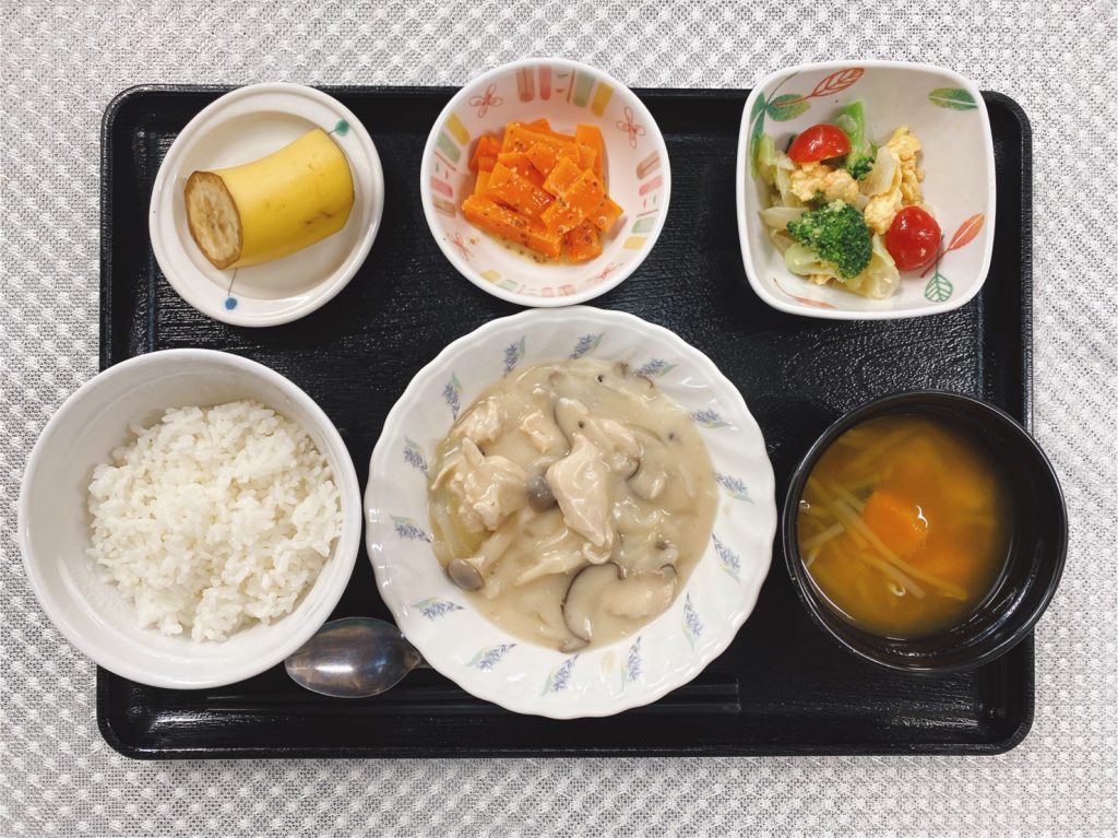 きょうのお昼ごはんは、鶏肉ときのこのクリーム煮・サラダ・人参の粒マスタード・みそ汁・くだものでした。