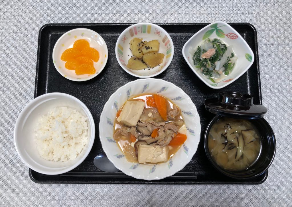 きょうのお昼ごはんは、肉豆腐・和え物・大根芋煮・みそ汁・くだものでした。