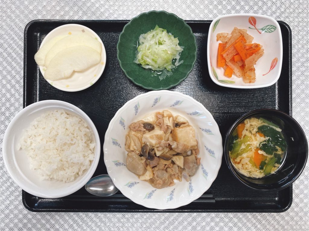 きょうのお昼ごはんは、里芋の厚揚げのこっくり煮・ゆず浸し・おかか和え・みそ汁・くだものでした。