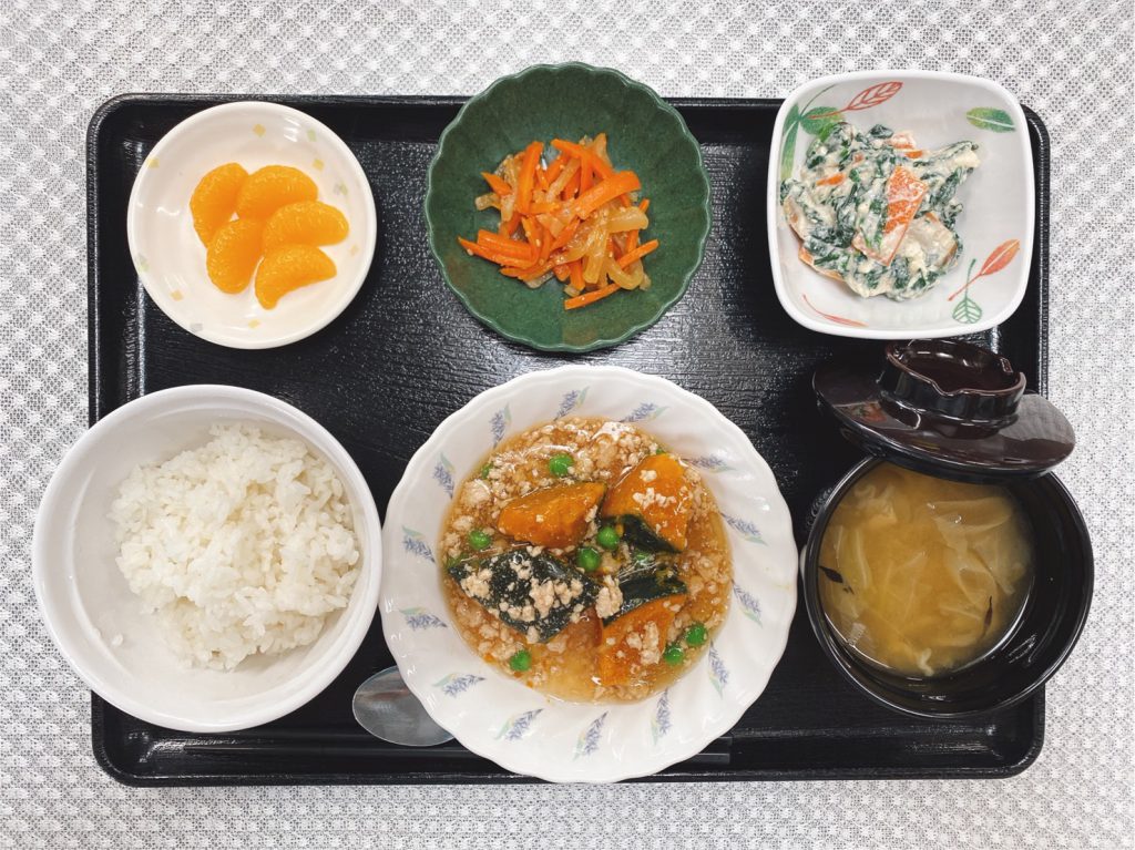 きのうのお昼ごはんは、かぼちゃのそぼろあん・おさつサラダ・白和え・みそ汁・くだものでした。