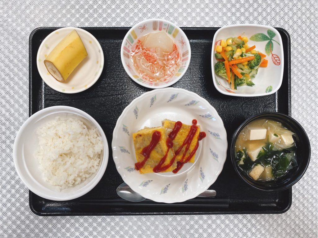 きょうのお昼ごはんは、挽肉とじゃがいものピタカ、サラダ、くずあん 、みそ汁、果物でした。