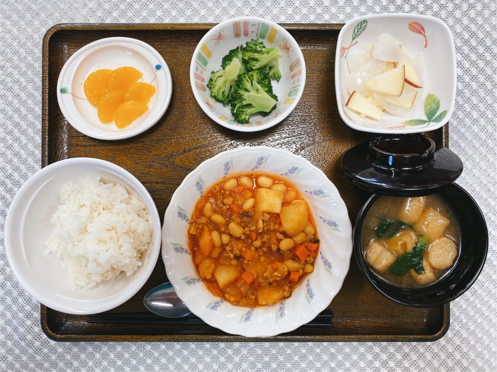 きょうのお昼ごはんは、ポークビーンズ・りんごと大根のサラダ・花野菜・みそ汁・くだものでした。