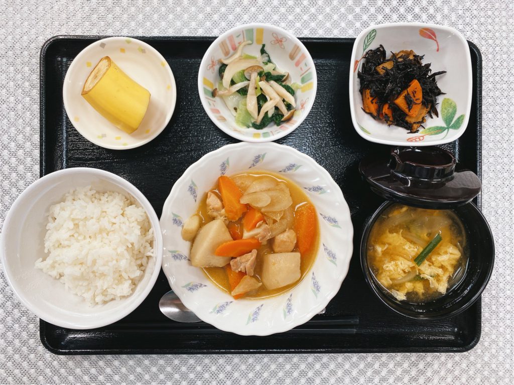 きのうのお昼ごはんは、鶏肉と根菜のみそ煮込み・ひじき炒め・からし和え・みそ汁・くだものでした。