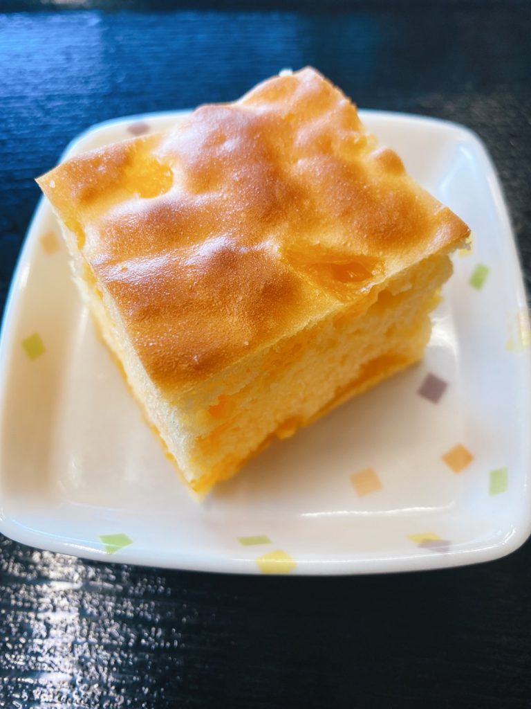 きょうのおやつは、みかん蒸しケーキでした