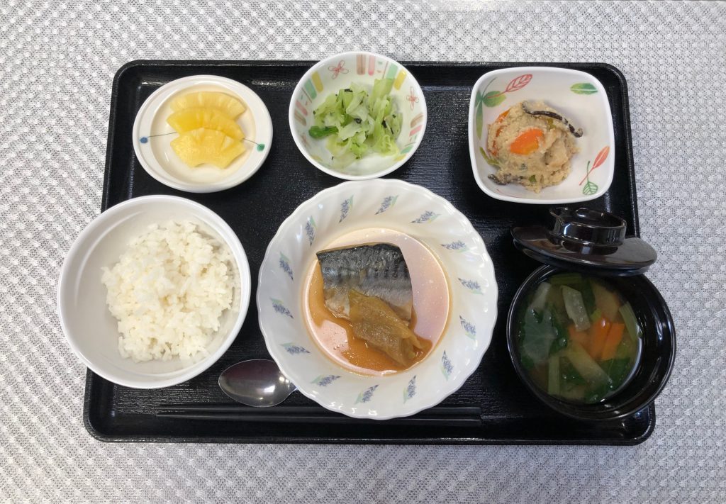 きょうのお昼ごはんは、煮魚、炒りおから、浅漬、みそ汁、くだものでした。