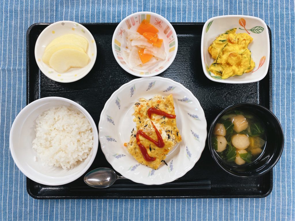 きょうのお昼ごはんは、ツナハンバーグ・かぼちゃサラダ・和え物・みそ汁・くだものでした。