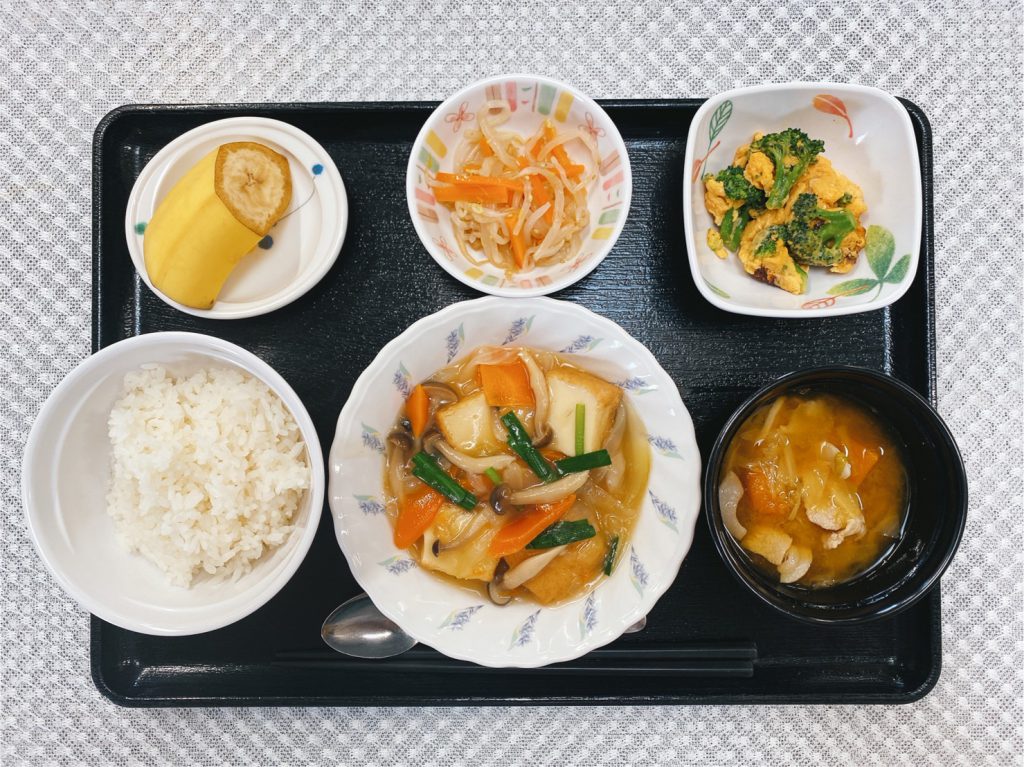 きょうのお昼ごはんは、あんかけ厚揚げ・和え物・ブロッコリーの卵炒め・豚汁・くだものでした。