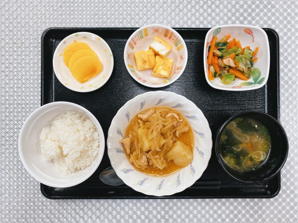 きょうのお昼ごはんは、鶏肉とじゃが芋の味噌煮込み、梅おかか和え、はんぺんのピタカ、みそ汁、くだものでした。