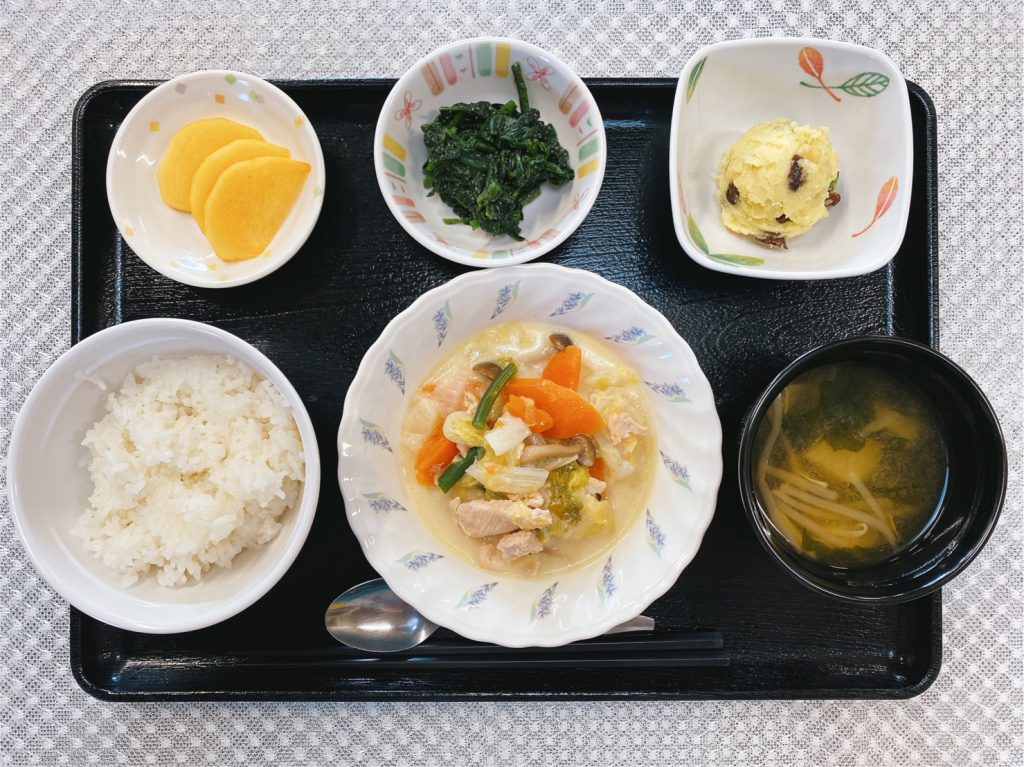 10月26日のお昼ごはんは、豆乳煮・おさつサラダ・ごま和え・みそ汁・果物でした。