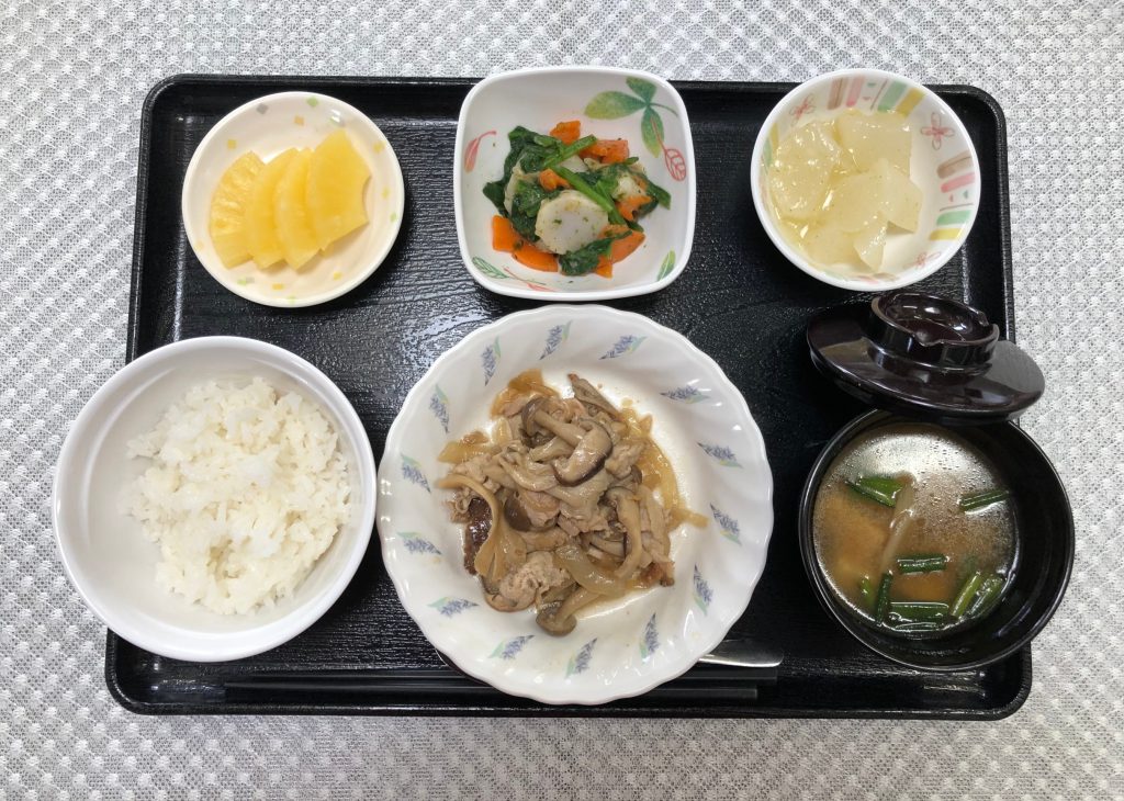 10月27日のお昼ごはんは、豚肉ときのこの炒め物・里芋和え・大根のゆずあん・みそ汁・くだものでした。
