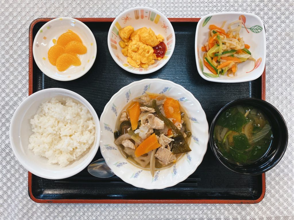 きょうのお昼ごはんは、和風ポトフ・天かす和え・炒り卵・みそ汁・くだものでした。