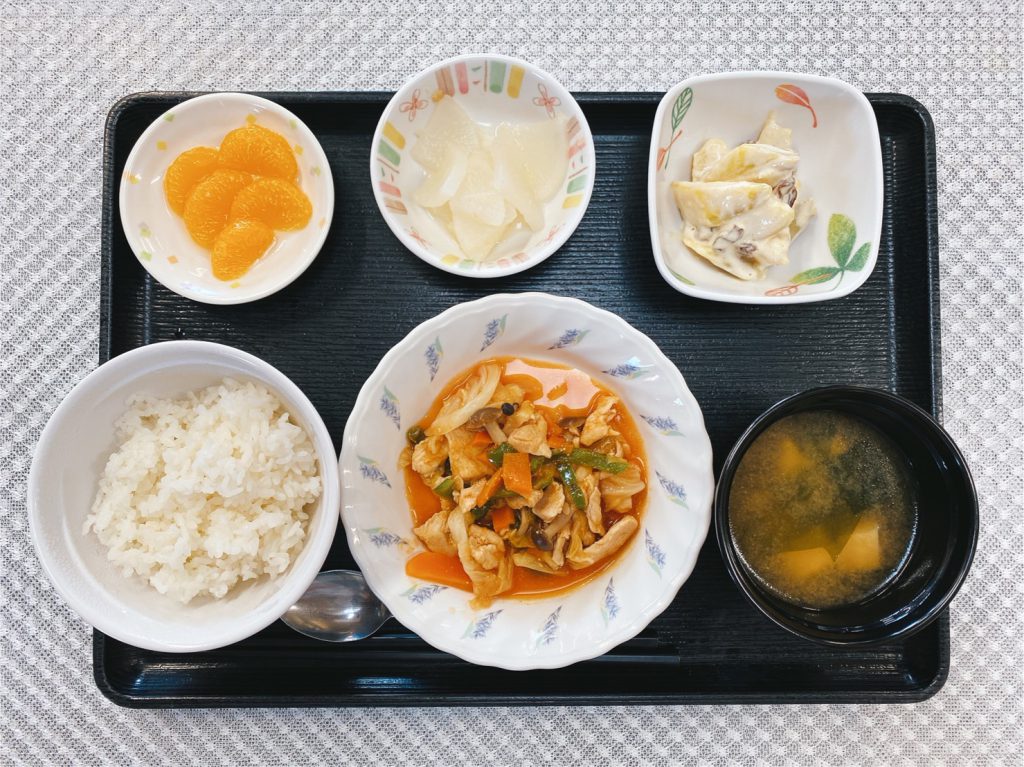 きょうのお昼ごはんは、鶏肉のケチャップ炒め・甘酢っぱおさつサラダ・生姜和え・みそ汁・くだものでした。