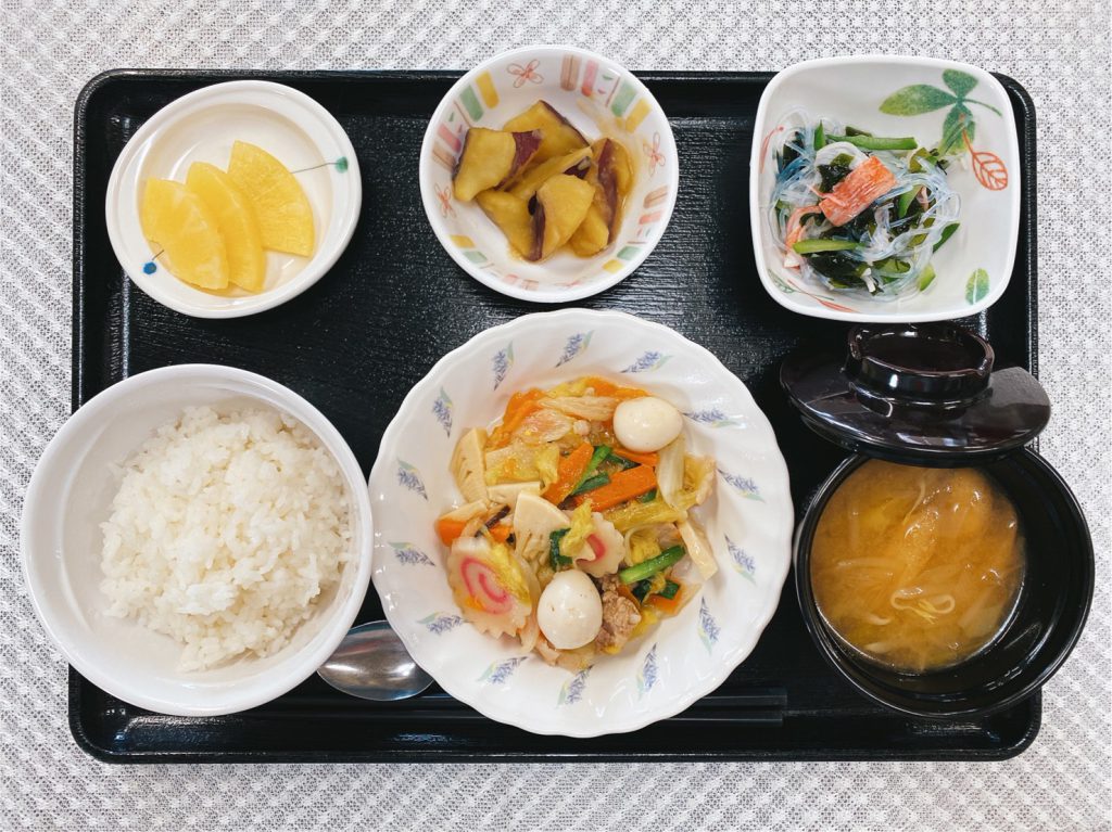 きょうのお昼ごはんは、八宝菜・春雨の酢の物・さつま芋煮・みそ汁・果物でした。