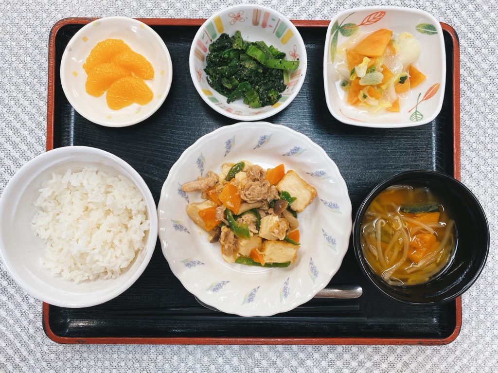 １１月２日、きょうのお昼ごはんは、豚肉と厚揚げのみそ炒め・柿と白菜のサラダ・ごま和え・みそ汁・くだものでした。