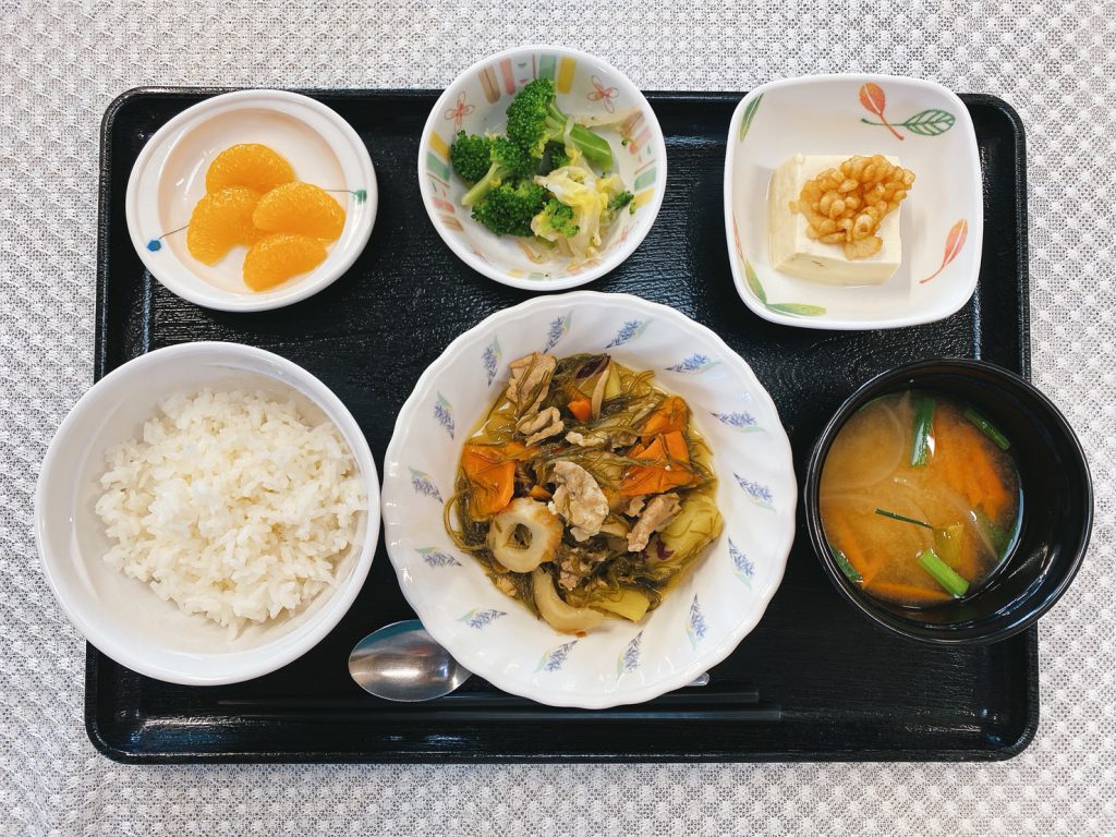 きょうのお昼ごはんは、豚肉と切り昆布の炒め煮・生姜和え・煮奴・みそ汁・くだものでした。