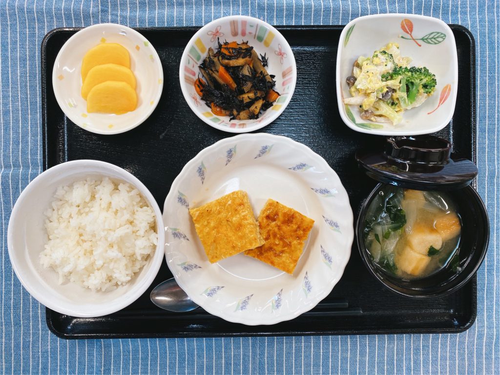 きょうのお昼ごはんは、挽き肉と切り干し大根の卵焼き・ひじき炒め煮・サラダ・みそ汁・くだものでした。