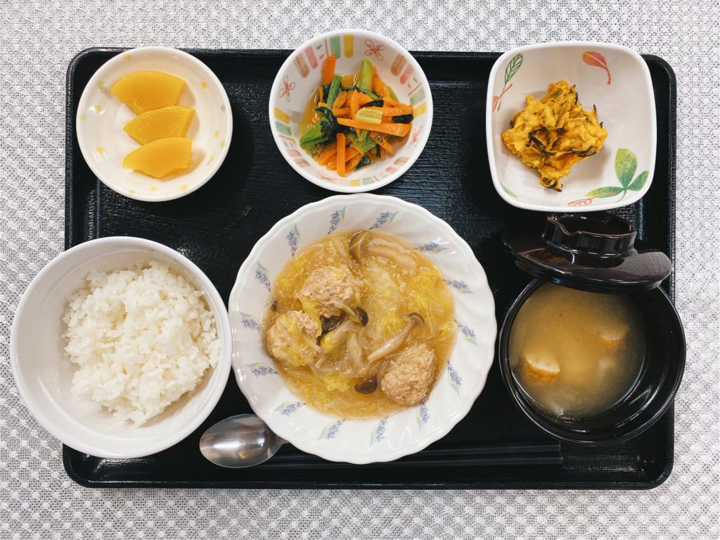 きょうのお昼ごはんは、肉団子と白菜の旨煮・昆布かぼちゃ・からし酢味噌和え・みそ汁・くだものでした。