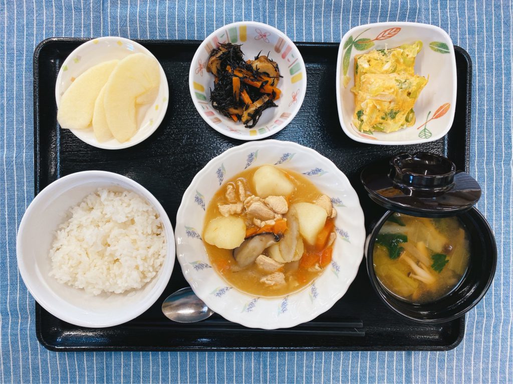 きょうのお昼ごはんは、吉野煮・ねぎ卵焼き・ひじき炒め・みそ汁・果物でした。