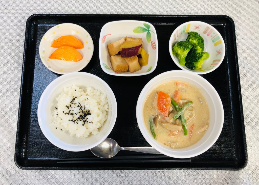 １１月13日土曜日のお昼ごはんは、鶏肉と根菜の酒粕煮・花野菜の生姜和え・含め煮・みそ汁・くだものでした。