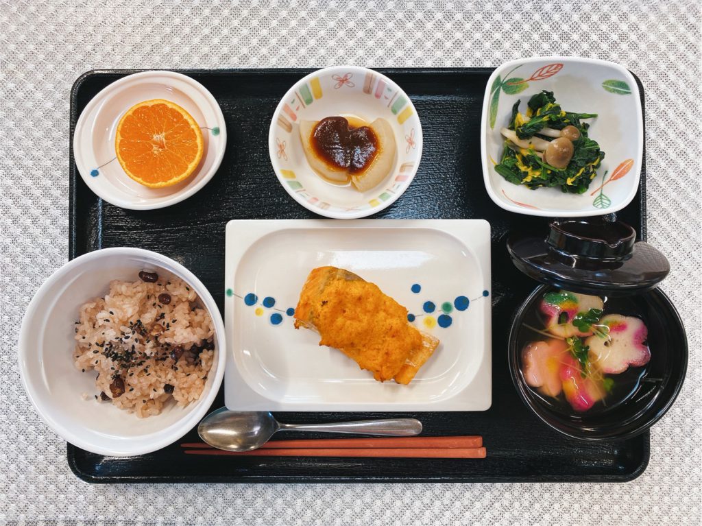 きょうのお昼ごはんは、七五三お祝いお赤飯・酒のもみじ焼き・黄菊の和え物・ふろふき大根・お吸い物・くだものでした。