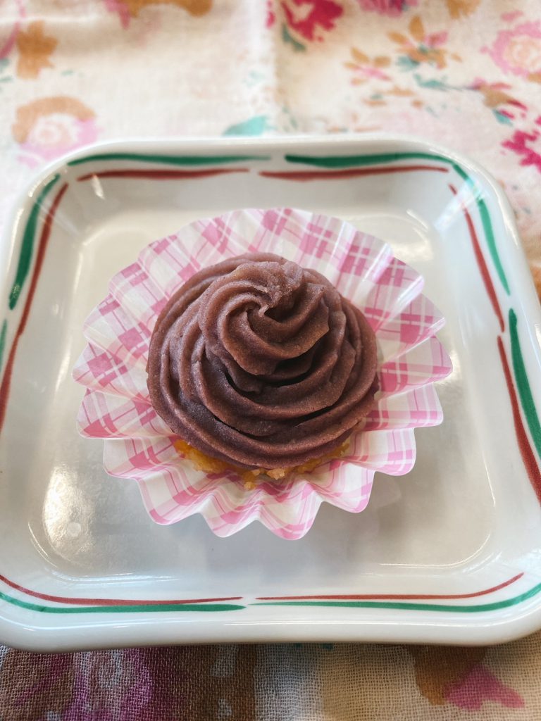 きょうのお昼ごはんは、紫芋タルト風（沖縄の和菓子）でした。