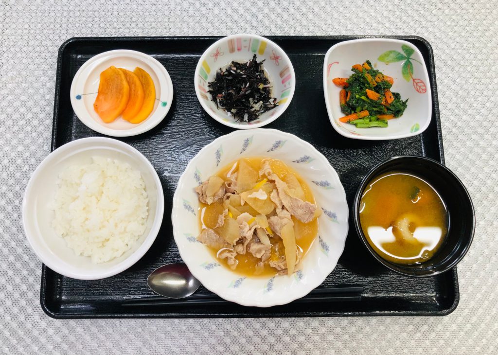 きょうのお昼ごはんは、豚肉と大根の甘みそ煮・春菊のごま和え・ひじきの酢の物・みそ汁でした。