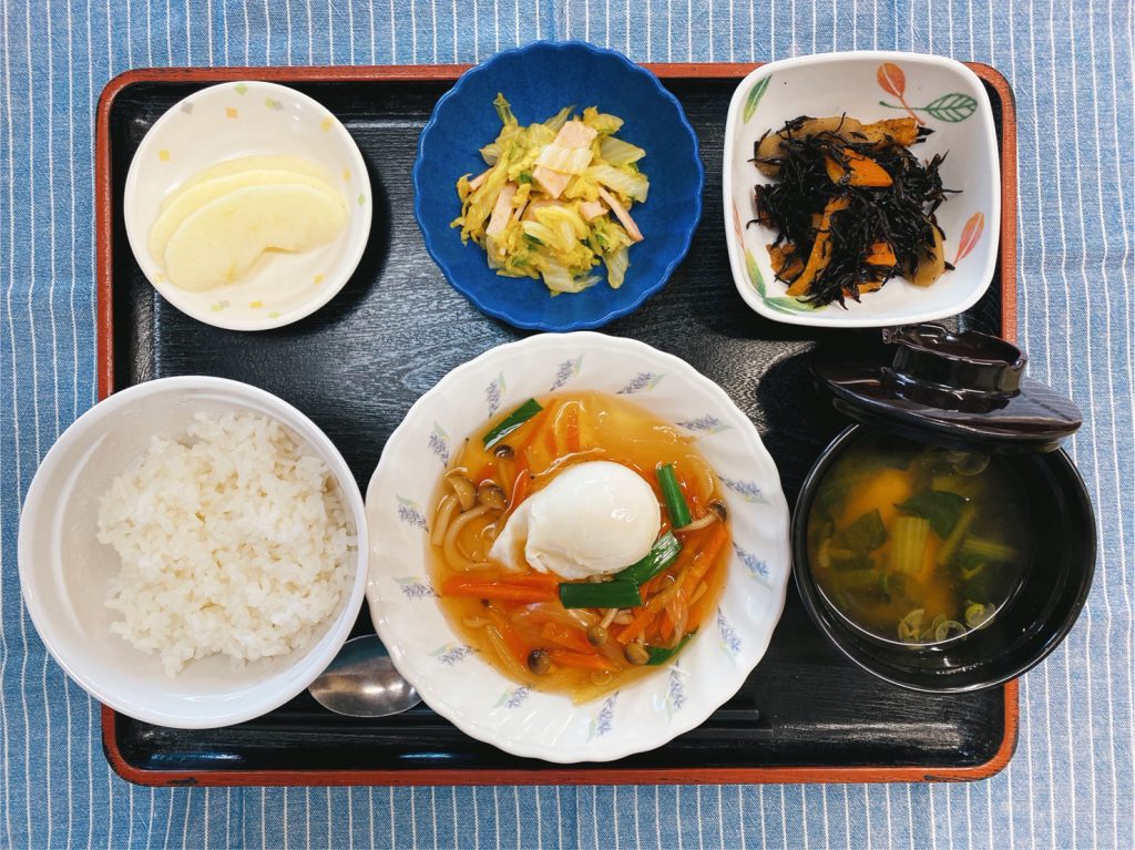 11月17日（水）きょうのお昼ごはんは、落とし卵の野菜あんかけ・ハムと白菜のカレー風味・磯煮・みそ汁・果物でした。