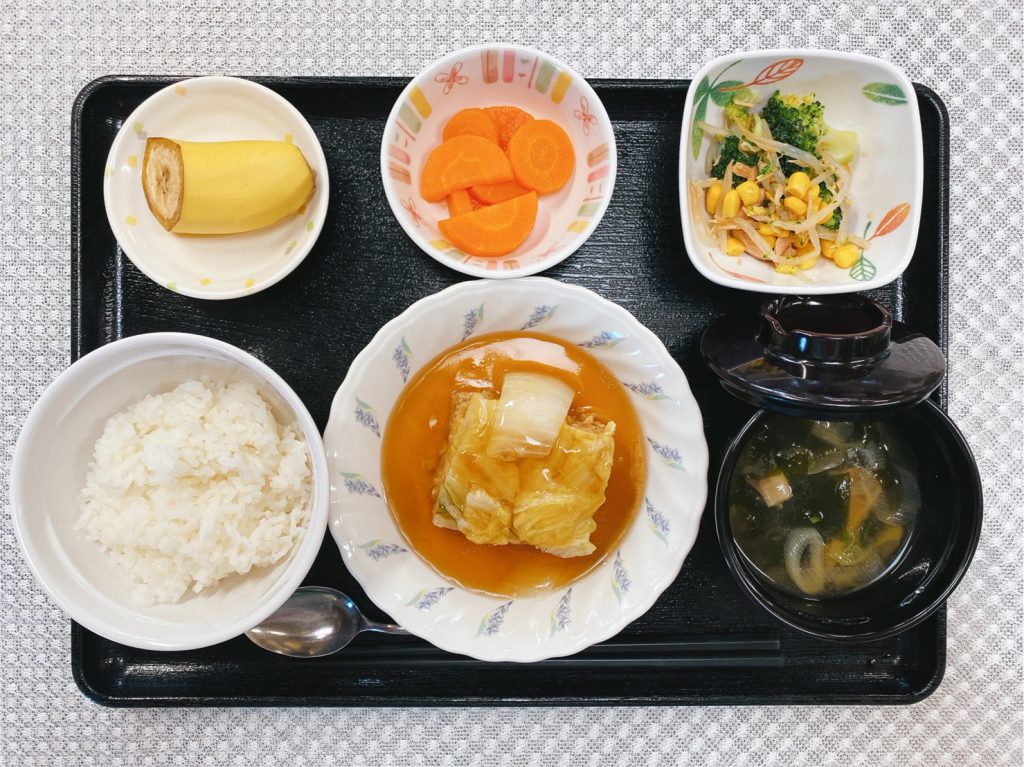 11月19日（金）きょうのお昼ごはんは、挽肉と白菜の重ね蒸し・和え物・レモンバター人参・みそ汁・くだものでした。