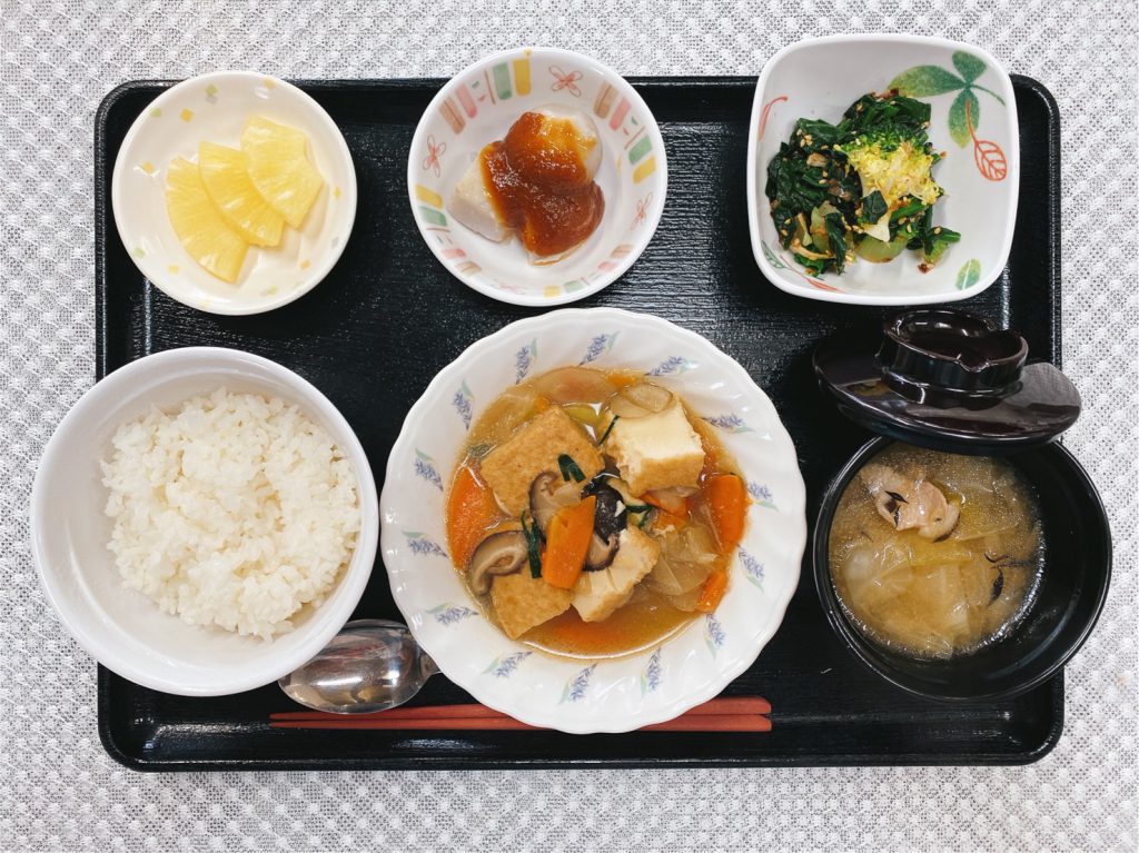 11月22日（月）きょうのおひるごはんは、けんちん煮・青菜の旨味和え・里芋の味噌だれ・豚汁・くだものでした。