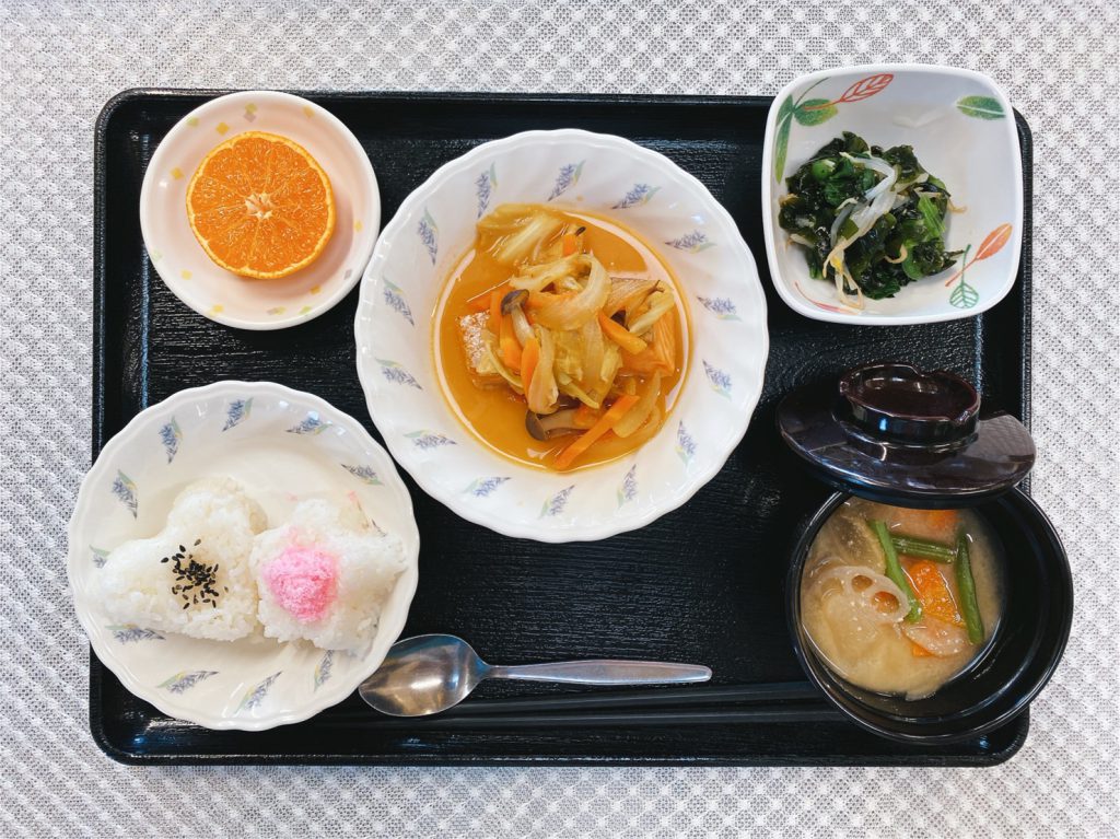 11月23日（火・祝）きょうのお昼ごはんは、花むすび・鮭のちゃんちゃん焼き・生姜和え・たっぷり根菜の粕汁・くだものでした。