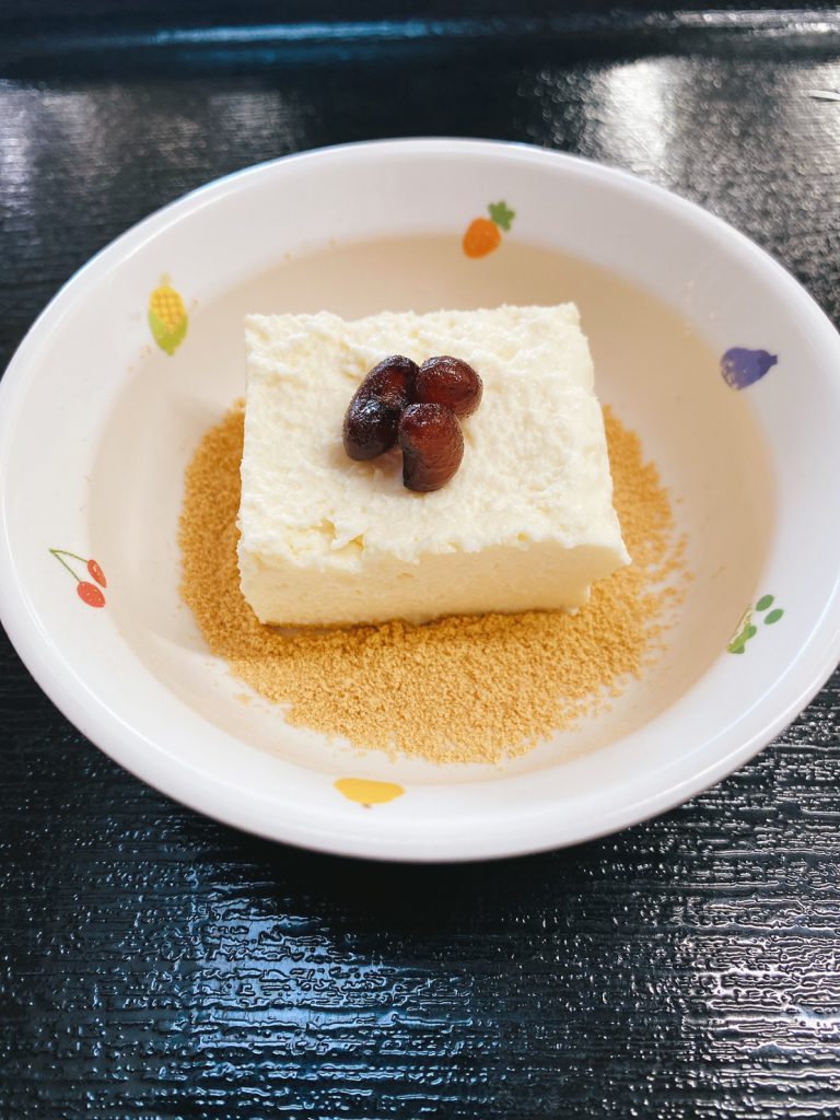 11月23日（火・祝）きょうのおやつは、甘納豆の豆腐チーズケーキでした。