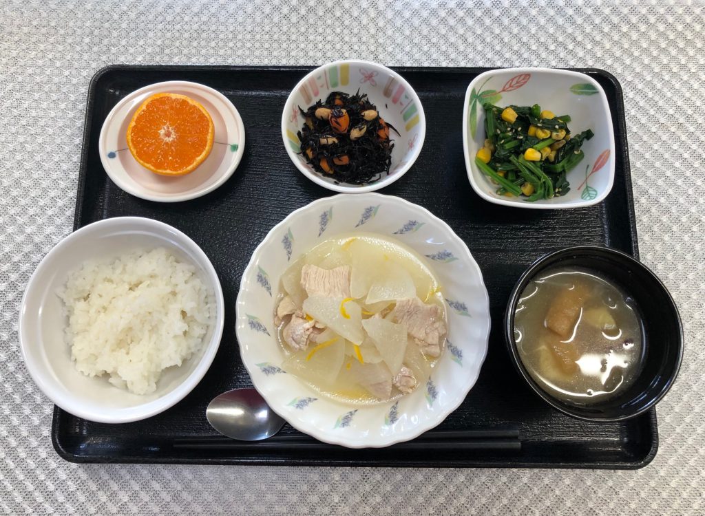 11月26日（金）きょうのお昼ごはんは、ゆず香る鶏大根・ひじきとにんじんのサラダ・ごま和え・みそ汁・くだものでした。