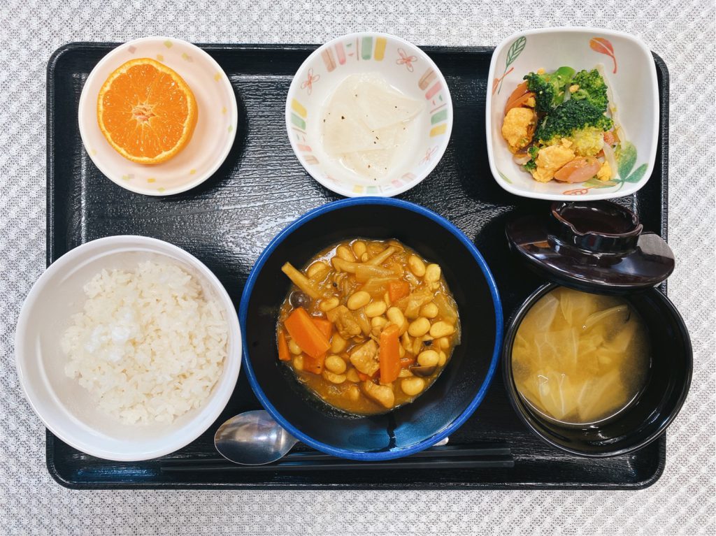 11月27日（土）きょうのお昼ごはんは、鶏肉と大豆のカレー煮・サラダ・レモン大根・みそ汁・くだものでした。