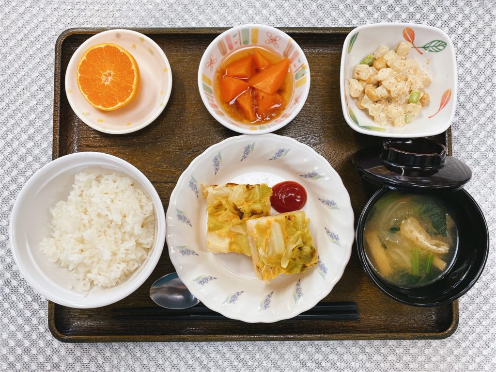 11月29日月曜日きょうのお昼ごはんは、ｷｬﾍﾞﾂとじゃが芋のｵﾑﾚﾂ　お豆のごまﾏﾖ和え　人参の薄甘煮　みそ汁　果物でした。　