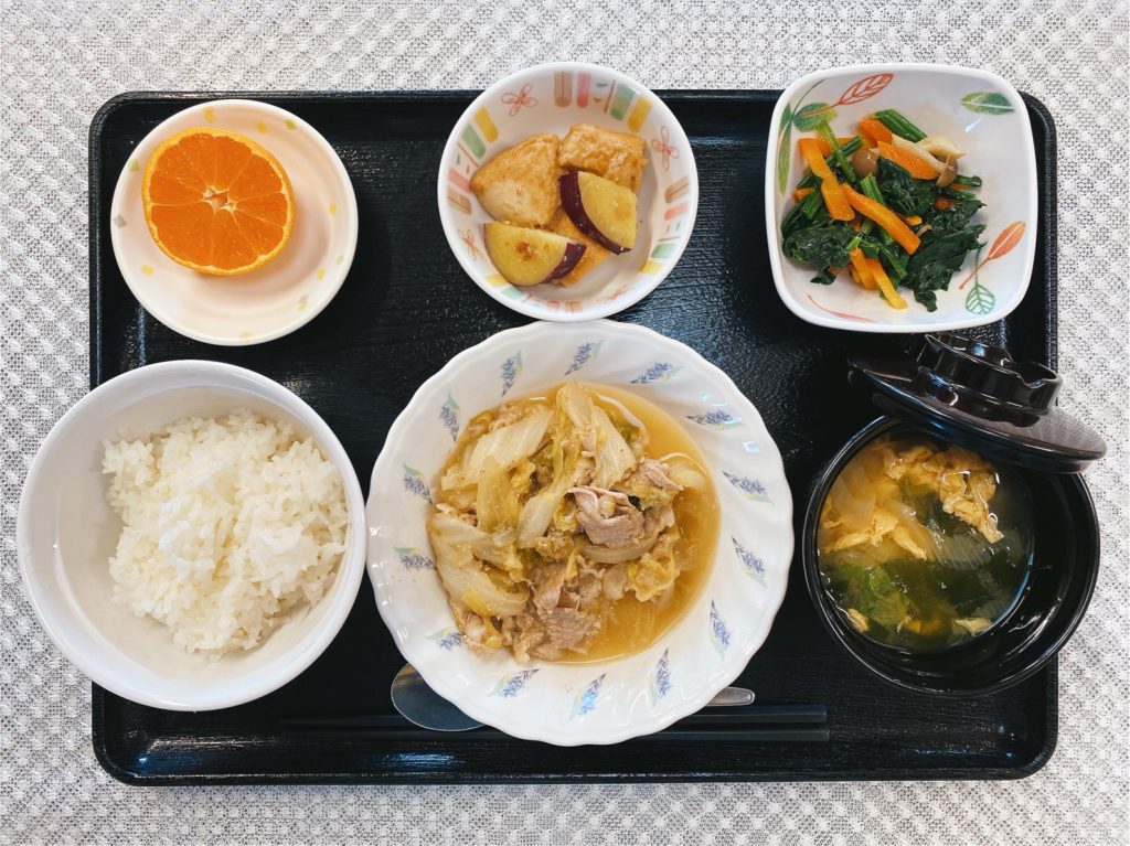 12月2日木曜日　豚肉と白菜のごま煮・三色ナムル・煮物・みそ汁・くだものでした。