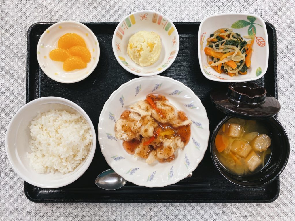 12月6日月曜日　きょうのお昼ごはんは、鶏肉の梅肉あんかけ・わかめの和え物・ミルクポテト・みそ汁・果物でした。