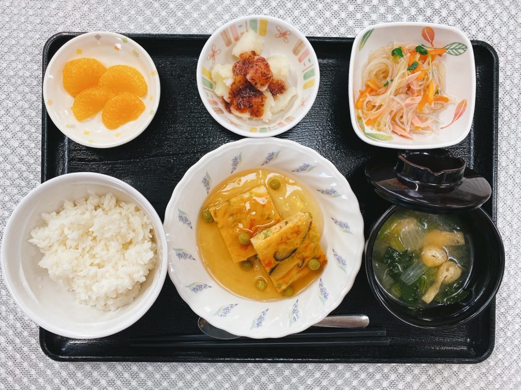 12月8日水曜日　きょうのお昼ごはんは、かにたま・春雨サラダ・梅じゃが・みそ汁・くだものでした。