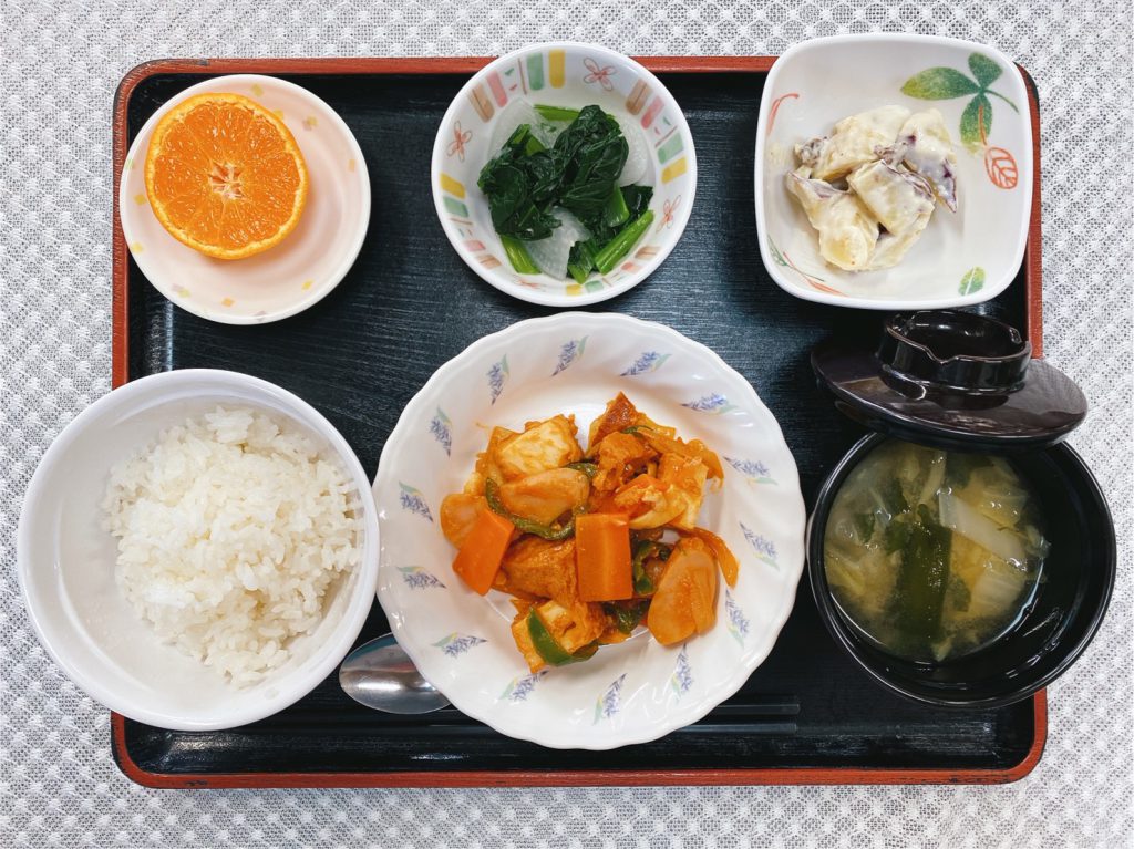 12月9日木曜日　きょうのお昼ごはんは、ソーセージと厚揚げのケチャップ炒め・甘酢っぱおやつサラダ・生姜和え・みそ汁・くだものでした。