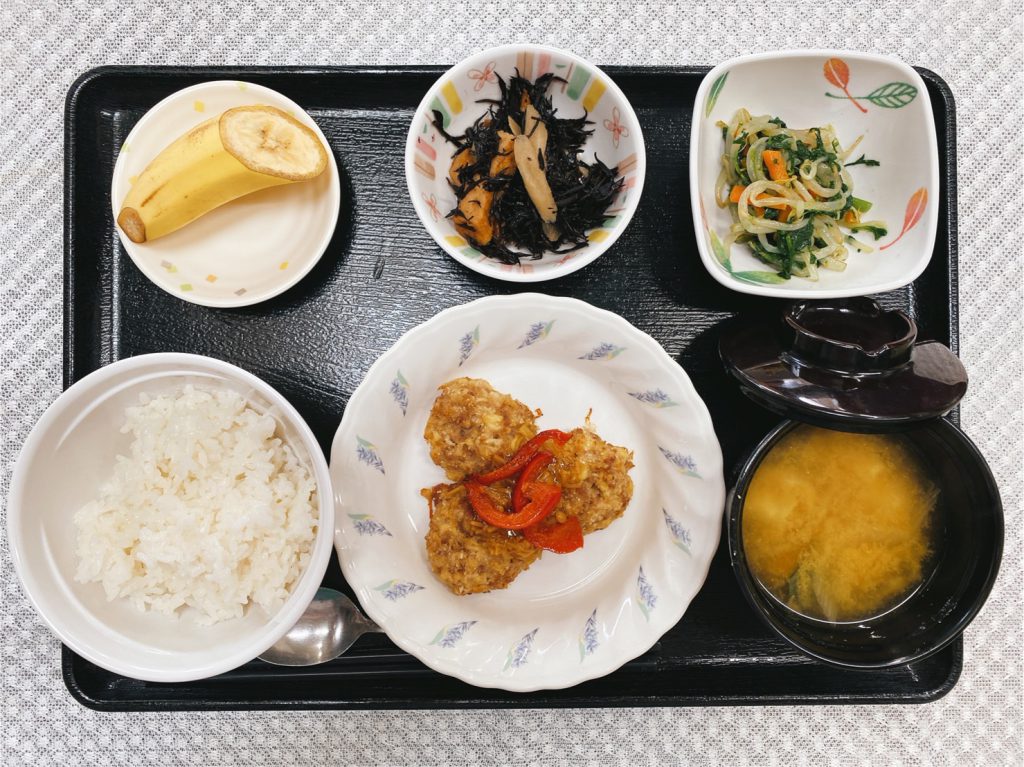 12月10日金曜日　きょうのお昼ごはんは、ふんわり豆腐ハンバーグ・青菜の胡麻和え・煮物・みそ汁・くだものでした。