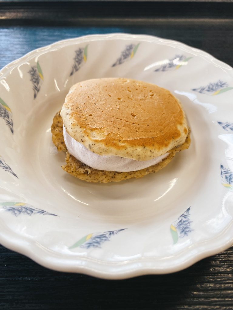 12月10日金曜日　きょうのおやつは、ほうじ茶パンケーキでした。