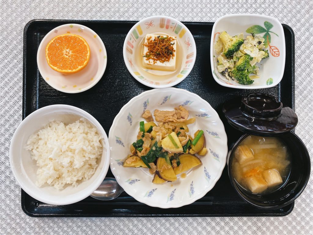 12月11日土曜日　きょうのお昼ごはんは、豚肉とおさつのみそ炒め・のりマヨキャベツ・煮奴・みそ汁・果物でした。