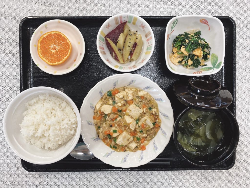 12月14日　火曜日　きょうのお昼ごはんは、麻婆豆腐　炒り卵とほうれん草の和え物　大学芋煮　みそ汁　果物でした
