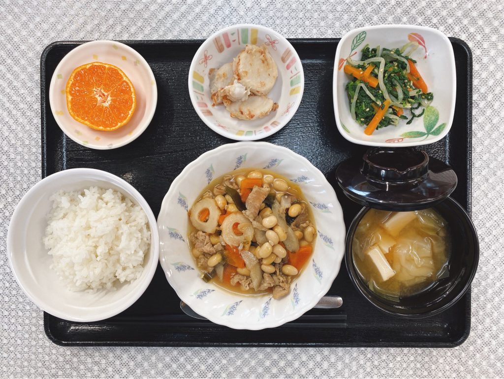 12月17日金曜日　きょうのお昼ごはんは、大豆五目煮・春菊のナムル・里芋のおかかポン酢和え・みそ汁・くだものでした。