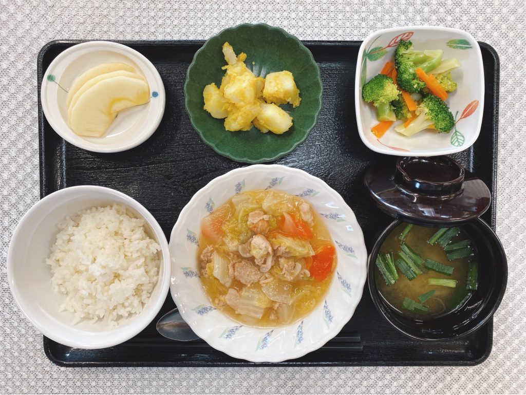12月21日火曜日　きょうのお昼ごはんは、豚肉と白菜の旨煮・和え物・カレーポテト・味噌汁・くだものでした。