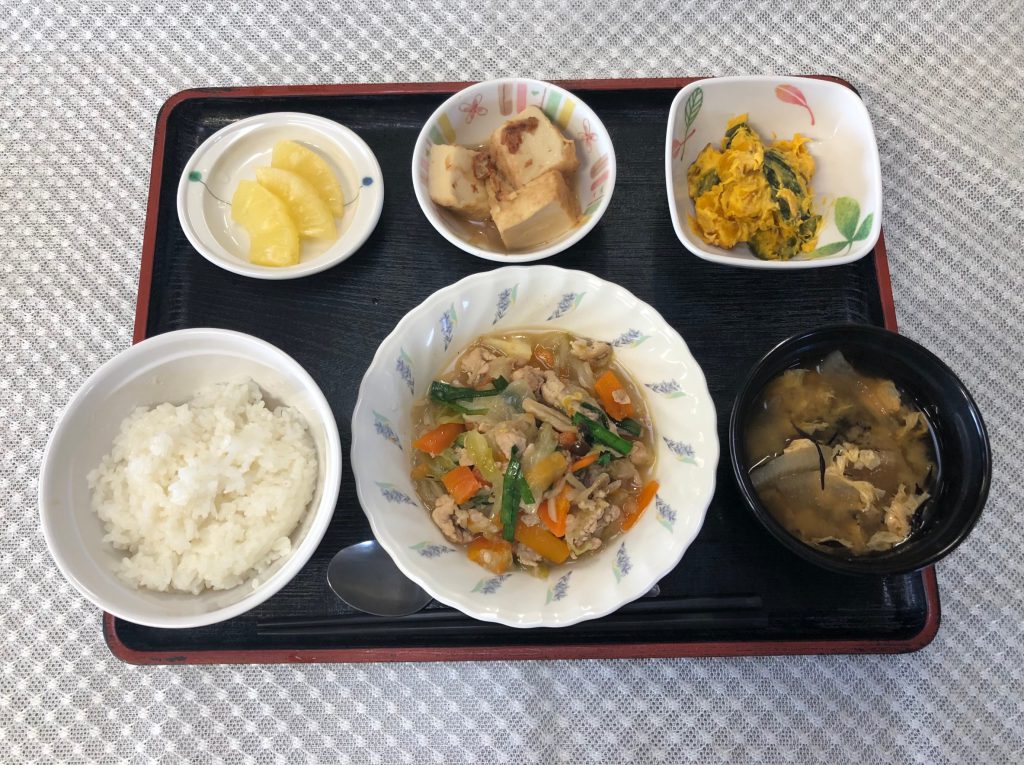 12月23日木曜日　きょうのお昼ごはんは、肉野菜炒め・昆布かぼちゃ・含め煮・味噌汁・くだものでした。