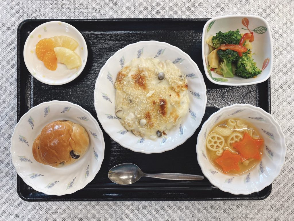 12月25日土曜日　きょうのお昼ごはんは、ロールパン・グラタン・温野菜サラダ・お星さまスープ・くだものでした。