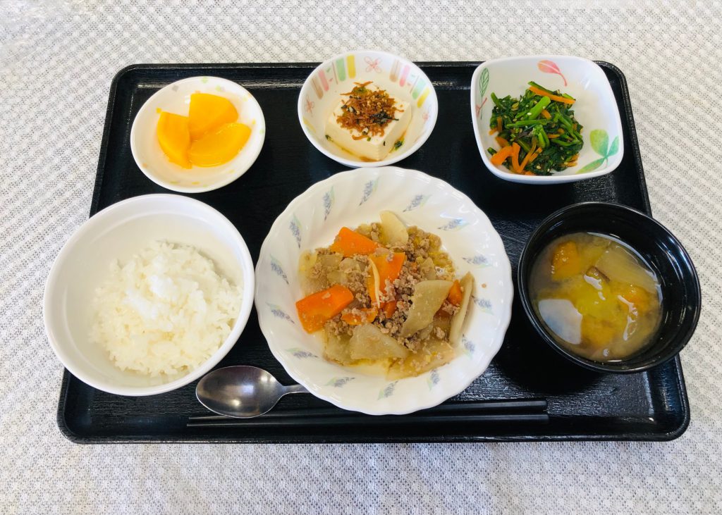 12月28日火曜日　きょうのお昼ごはんは、根菜のそぼろ煮・旨味和え・煮奴・味噌汁・くだものでした。
