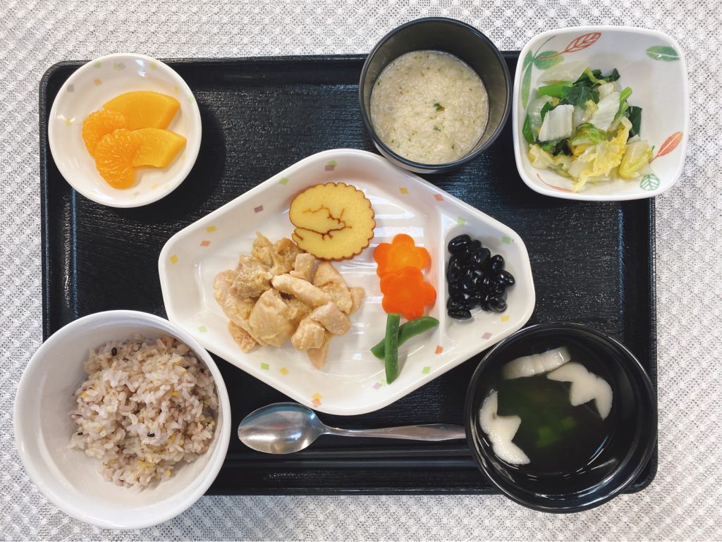 １月４日火曜日　きょうのお昼ごはんは、十穀ご飯・鶏肉のみそ漬け蒸し・祝い鉢・とろろ・お吸い物・くだものでした。