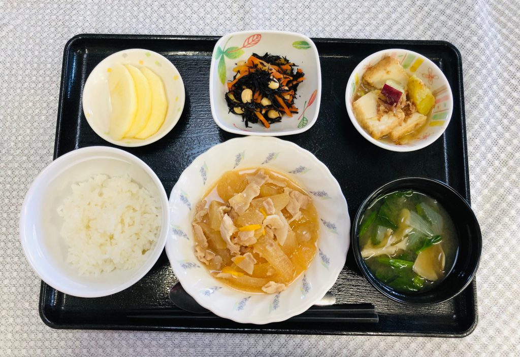 １月５日水曜日　きょうのお昼ごはんは、豚肉と大根の甘みそ煮・ひじきと人参のサラダ・含め煮・みそ汁・くだものでした。